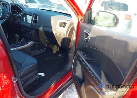 2019 Jeep Compass Latitude 4X4 z USA, uszkodzony, nr VIN 3C4NJDBBXKT813165